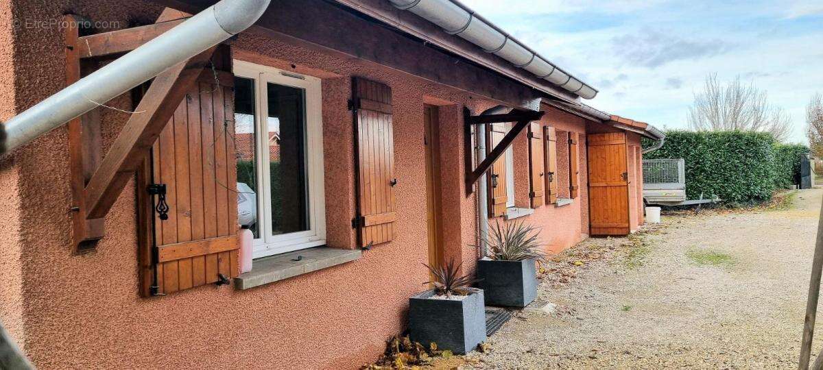 Maison 135 m² à Neuville-Les-Dames  - photo 2