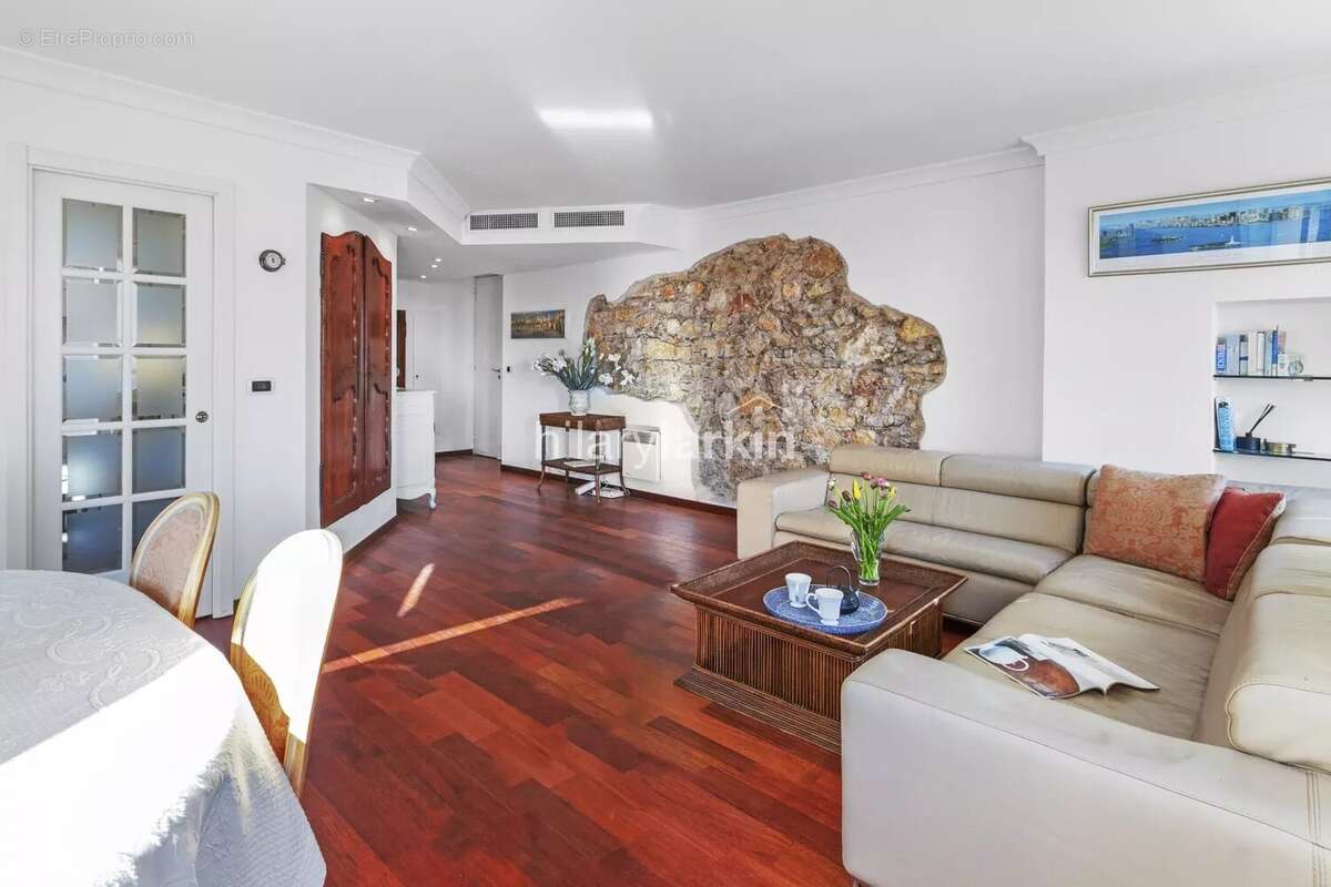 Appartement Dernier Étage avec Vue Panoramique sur le Vieux Port – Cannes - photo 8