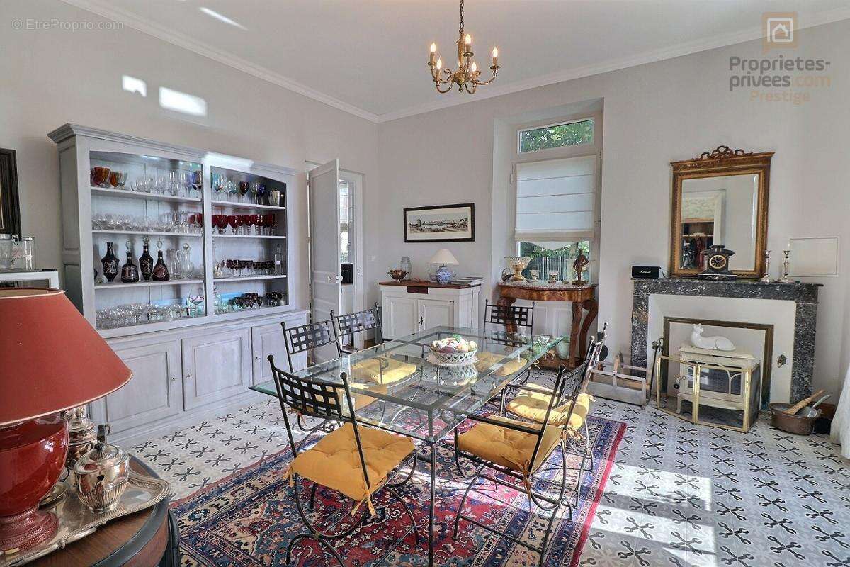 Maison bourgeoise de 380 m2 sur 3 niveaux avec de nombreuses possibilités - photo 12