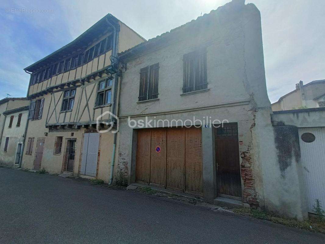 Maison de ville à rénover entièrement – Centre de Moissac – Avec garage - photo 2