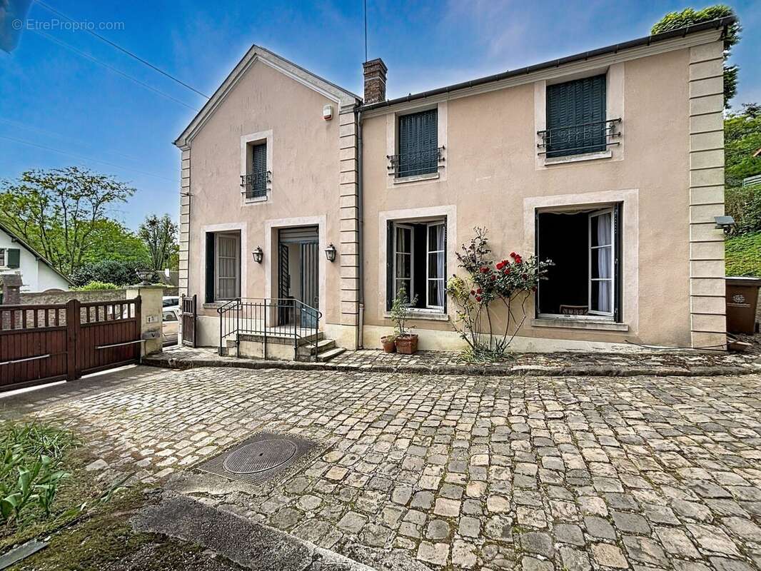 Façade. - Maison à JOUY-EN-JOSAS