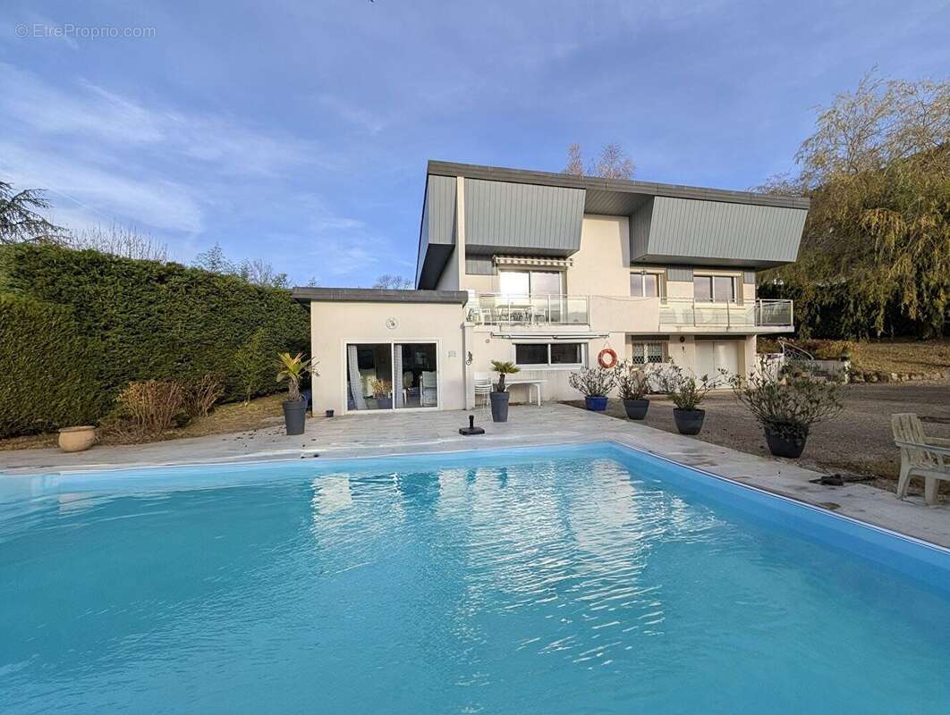 Maison à PUGNY-CHATENOD