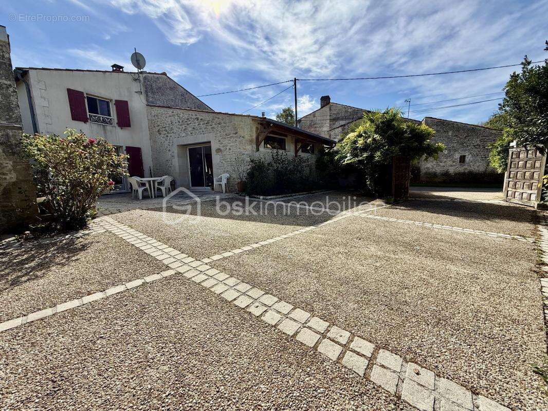 Maison à NIEUL-LES-SAINTES