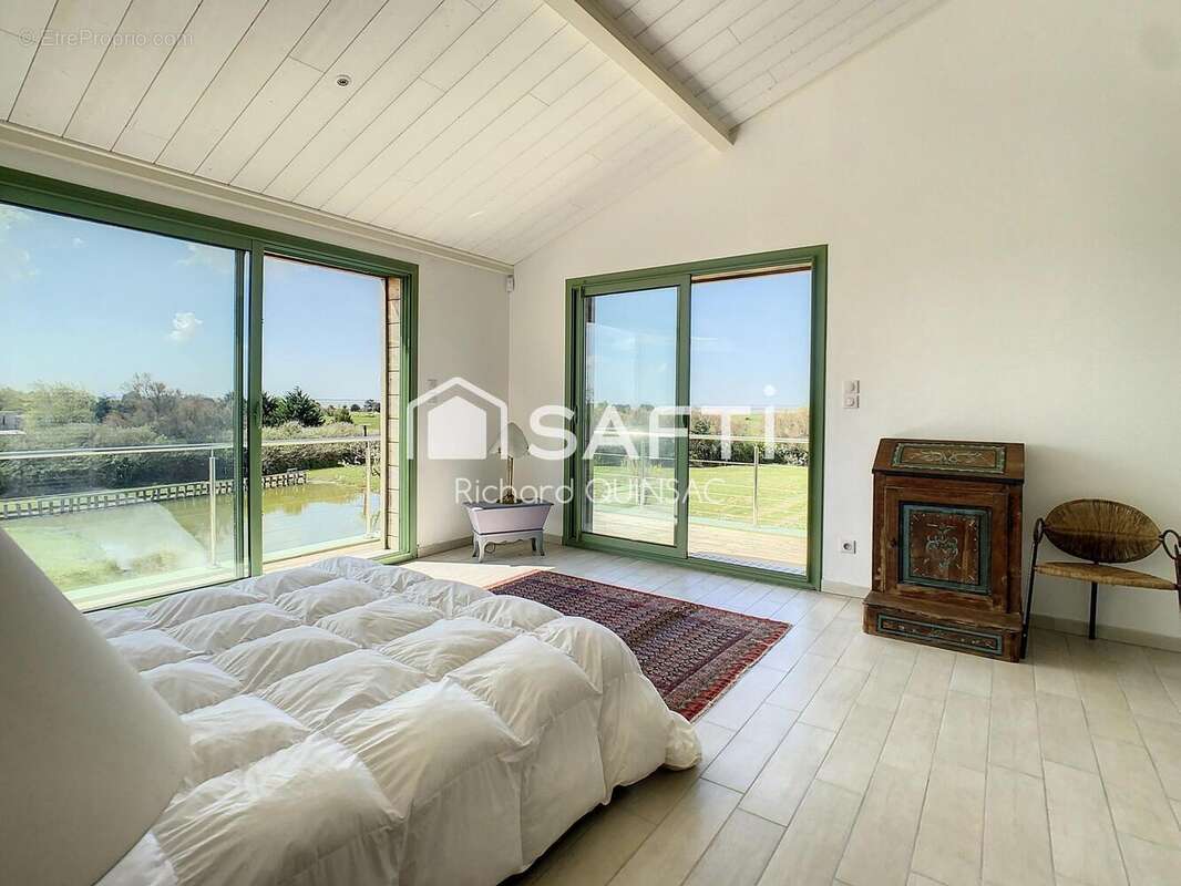 Maison 218 m² à Saint-Froult  - photo 4