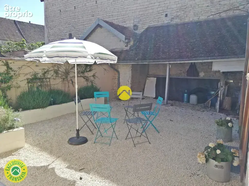 Maison avec cour + terrain-jardin - photo 9