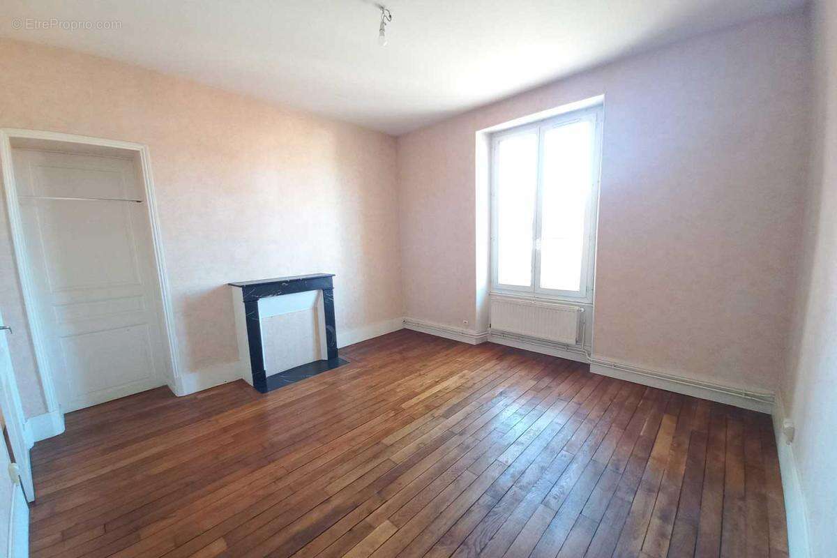 Appartement à VARENNES-VAUZELLES
