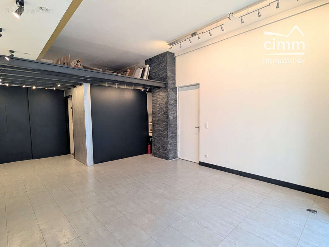 Commerce 32 m² à Fontaine  - photo 2