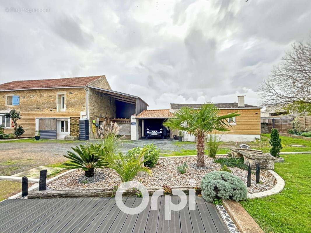 Maison à SAINTE-GEMME-LA-PLAINE