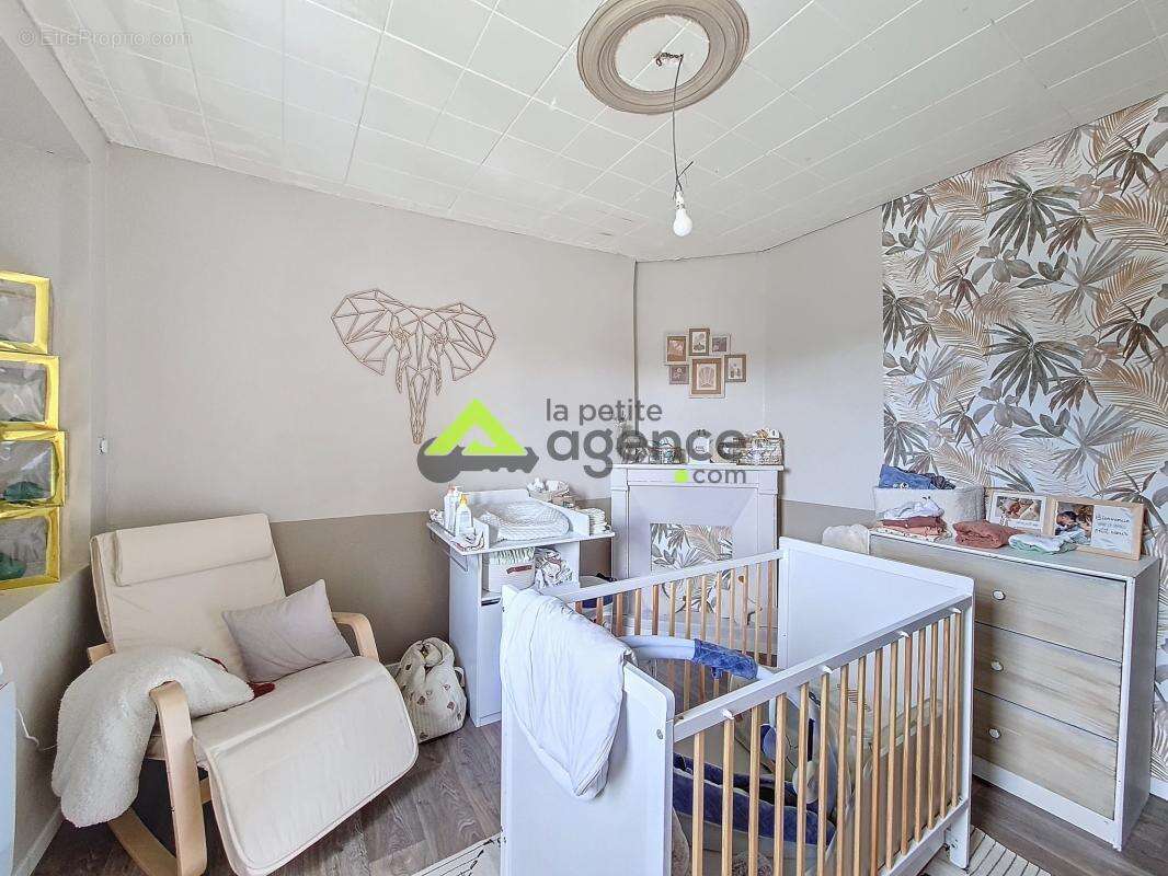 Maison à LA CHAPELLE-TAILLEFERT