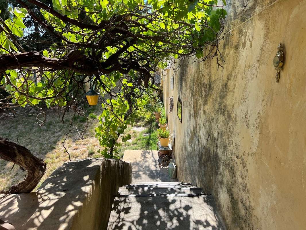Ancienne ferme à vendre à Forcalquier avec une vue sur les Alpes - photo 8