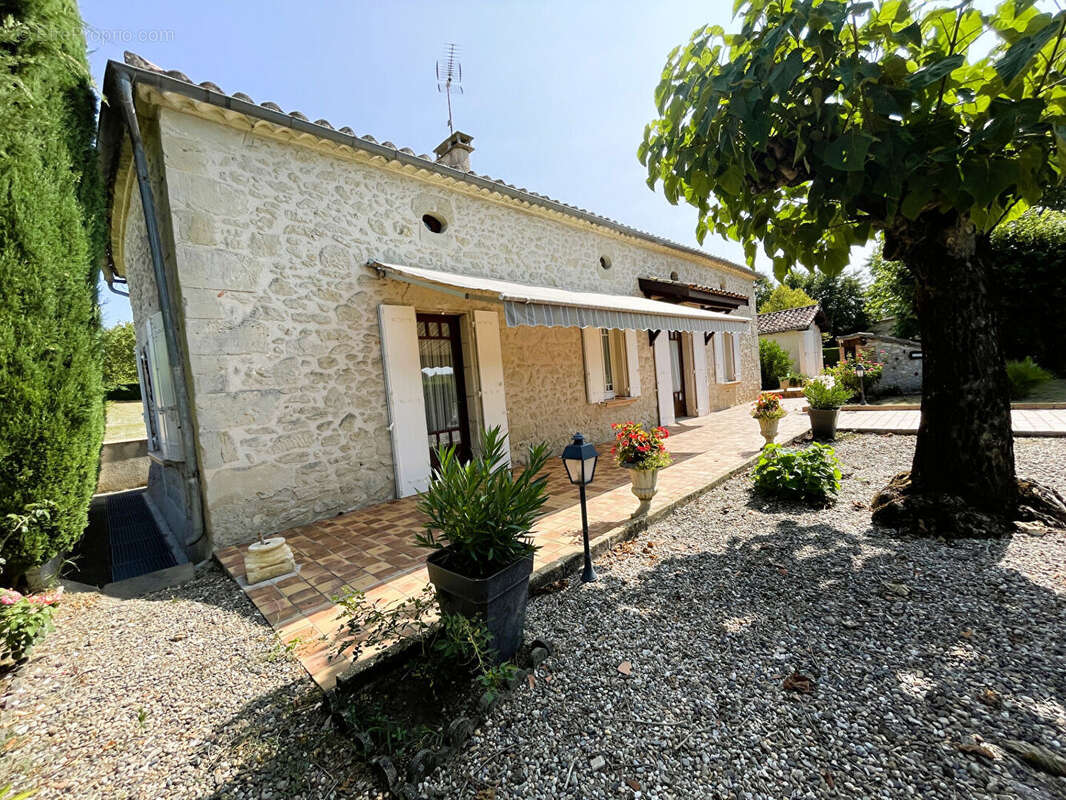 Maison en pierre 1833 de plain-pied avec dépendances - photo 15