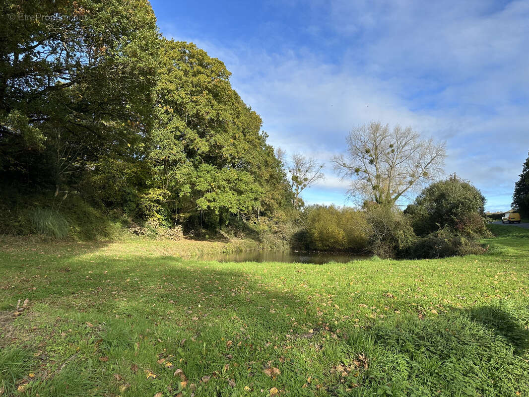 Parking à SAINT-LORMEL