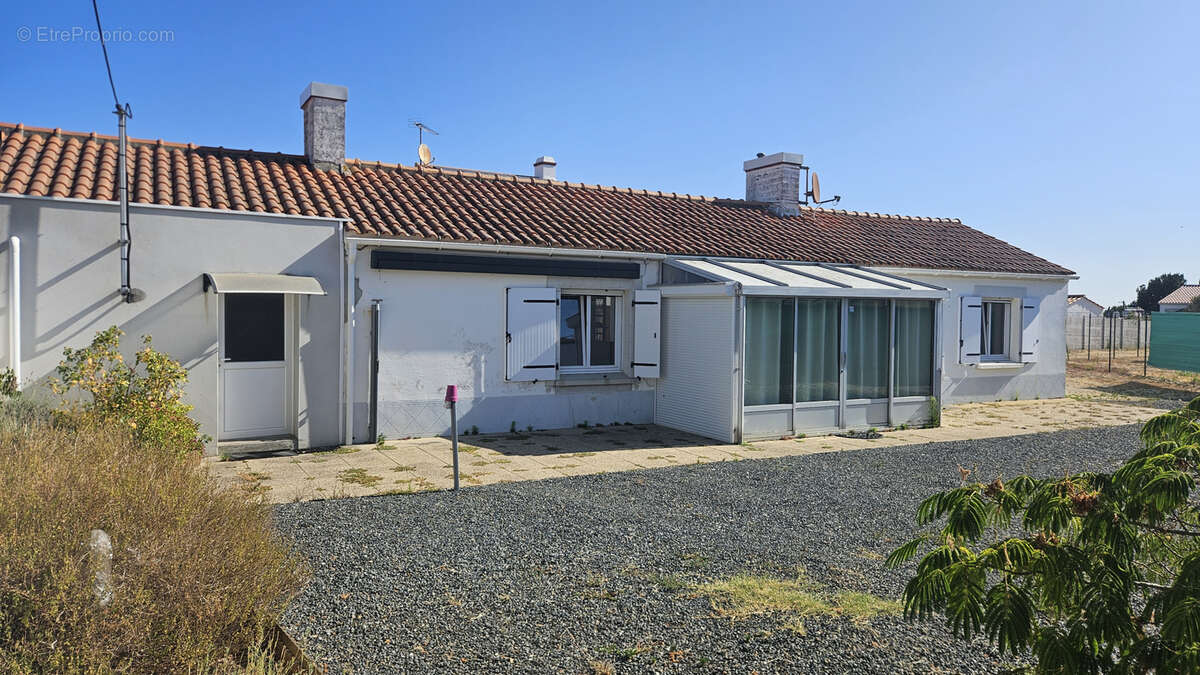 Maison de 130 m2 + dépendances sur un terrain de 650 m2 ! - photo 2