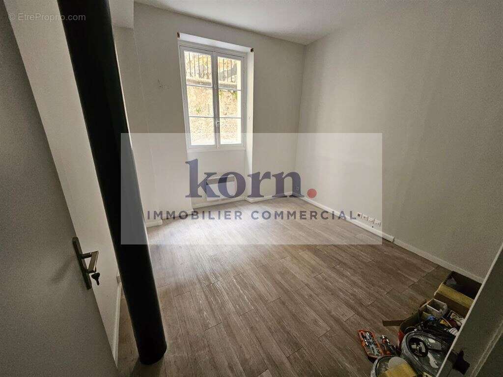 Commerce à PARIS-8E