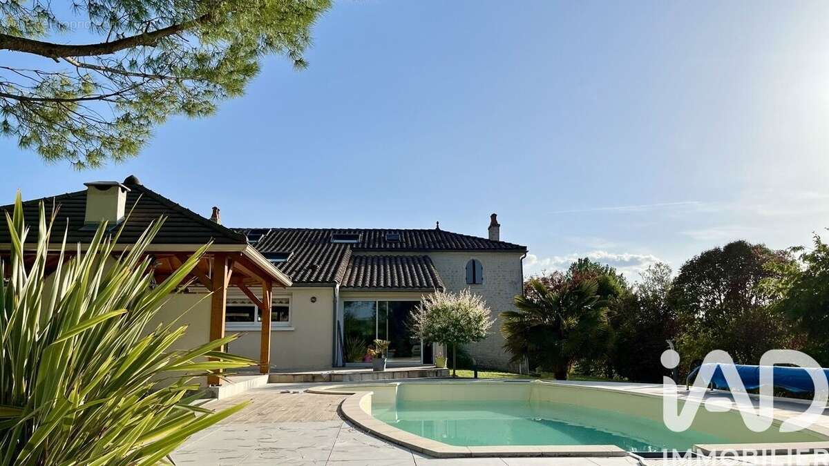 Maison 263 m² à Saint-Fort-Sur-Le-Ne  - photo 4