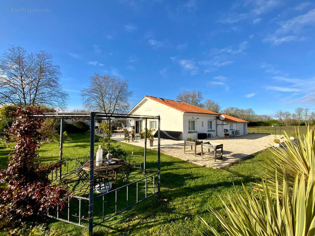 Maison à SAINT-GENIS-DE-SAINTONGE