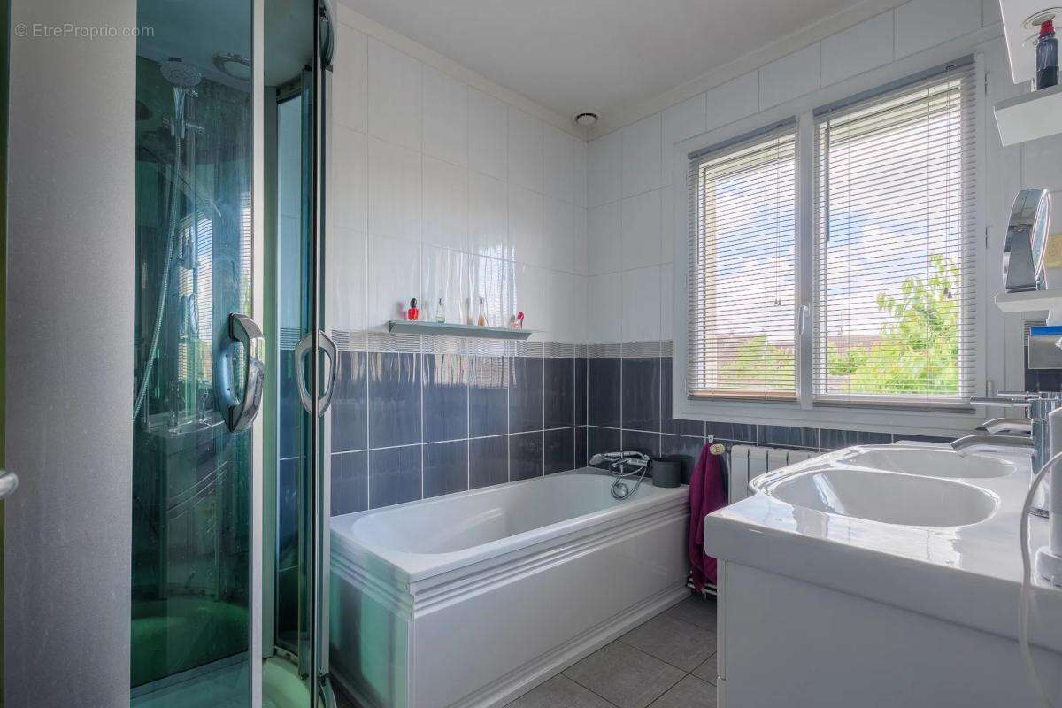 Maison de 9 pièces de 236 m² à Ozoir-la-Ferrière - photo 14