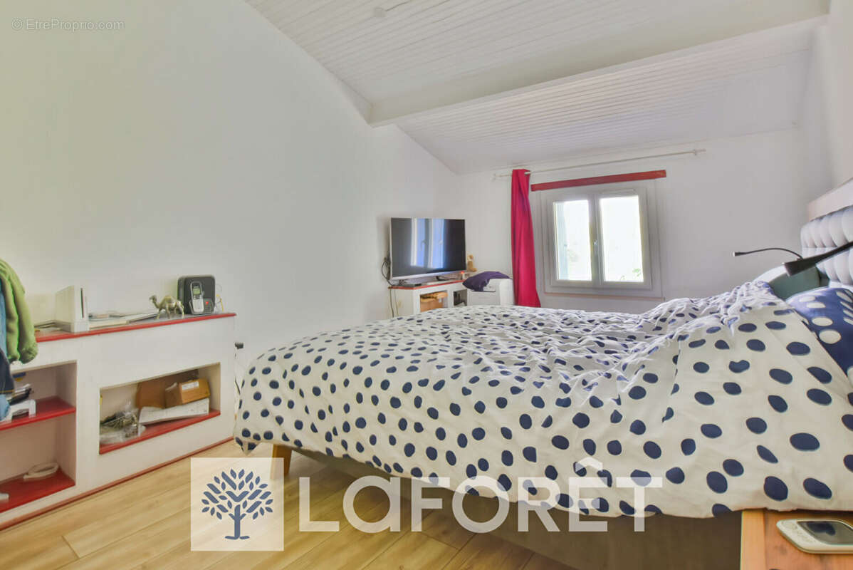 Maison à SAINT-GENIS-DE-SAINTONGE