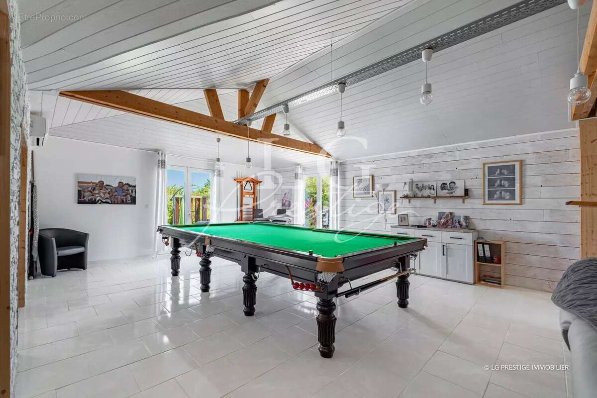 Villa de plain-pied avec piscine avec 5 000 m² de terrain - photo 5