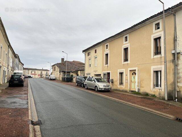 Maison à MONTLIEU-LA-GARDE