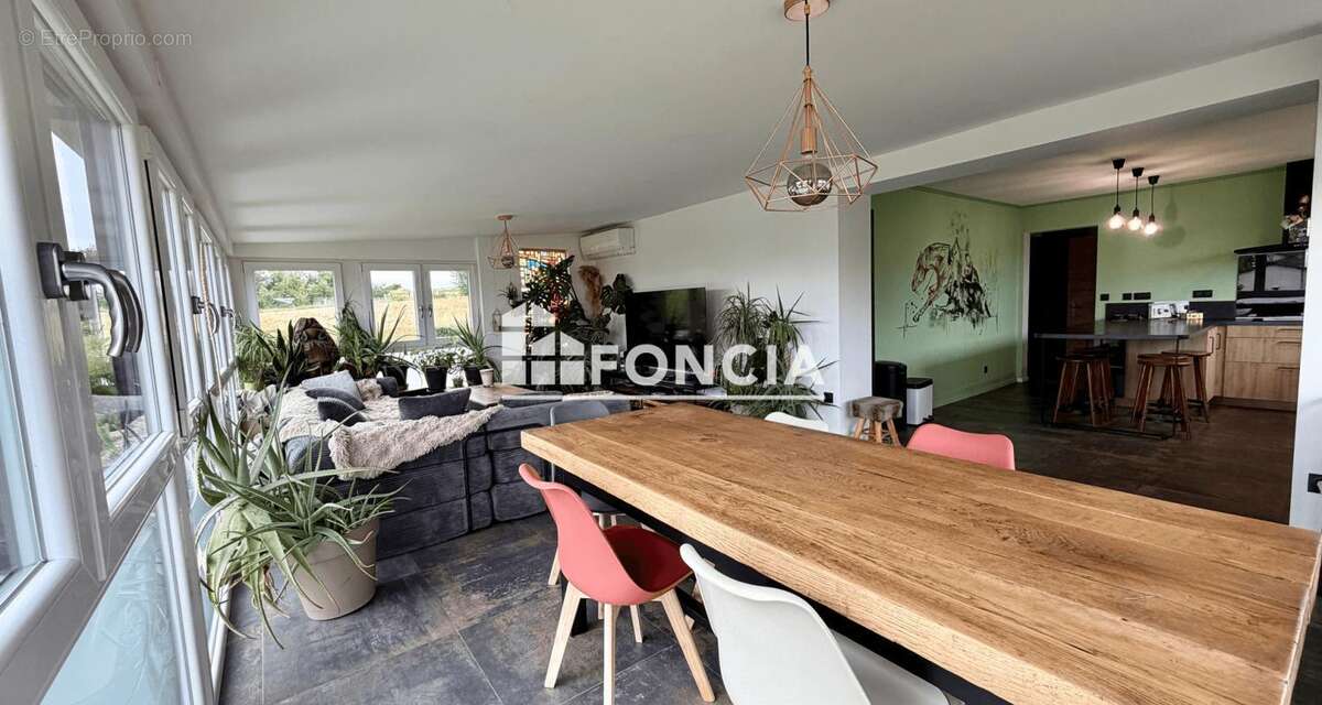 Proche Faulquemont et Saint Avold, belle maison de 160 M2 rénovée avec goût et offrant de belles prestations sur un terrain de 1 - photo 2