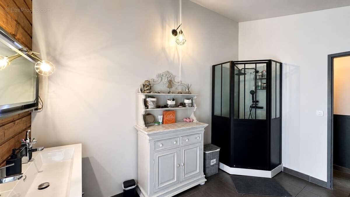 Propriété à vendre 215m² SAINT JEAN D'ILLAC (33) - photo 6