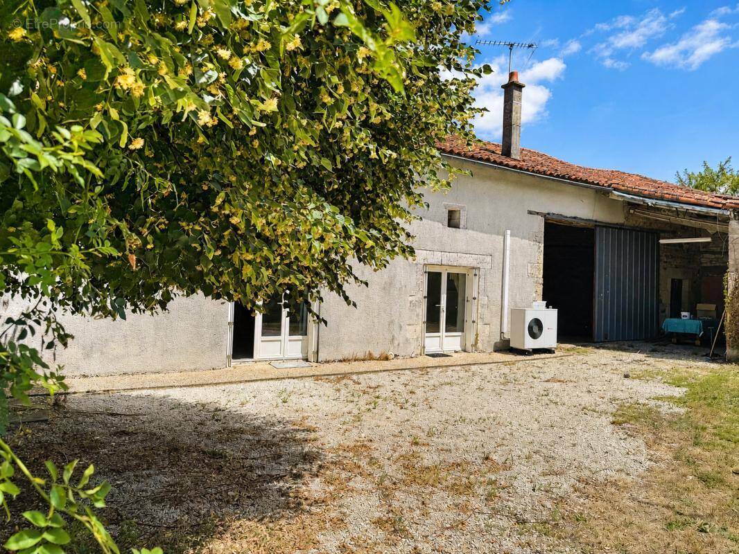 Maison à SALLES-DE-VILLEFAGNAN