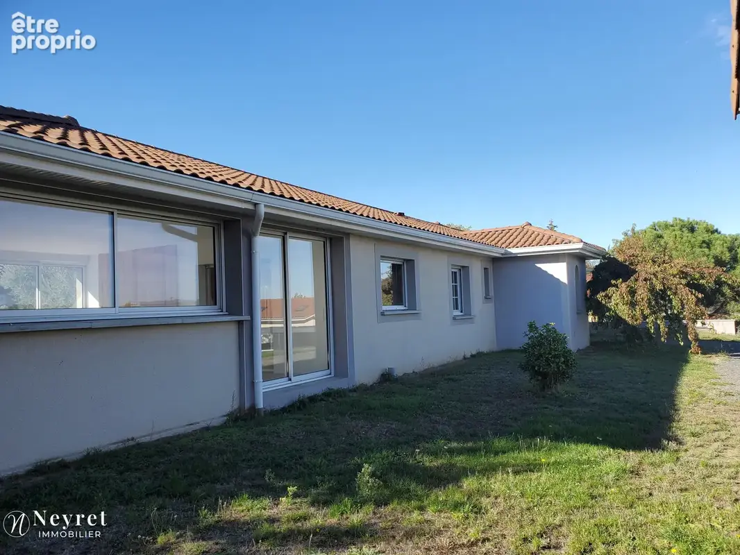 Maison 8 pièces 202 m² à vendre à Saint-Medard-En-Forez (42330) - photo 3