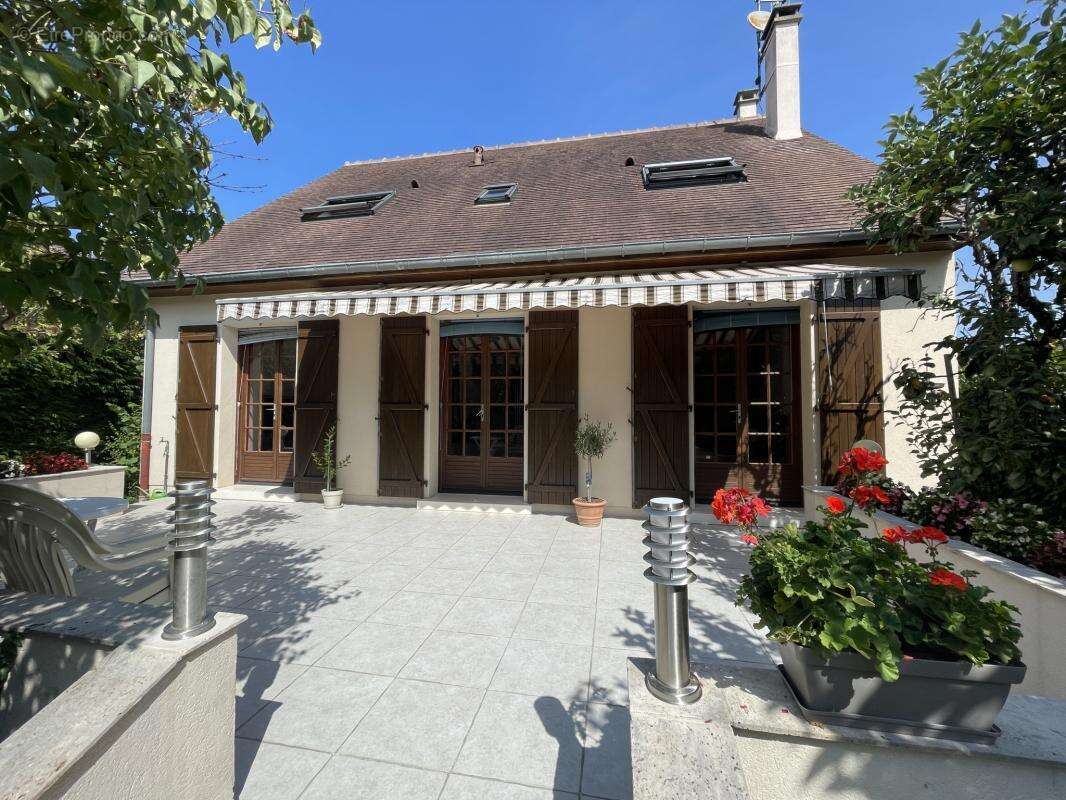 Maison au calme avec grand terrain et beau potentiel - photo 1