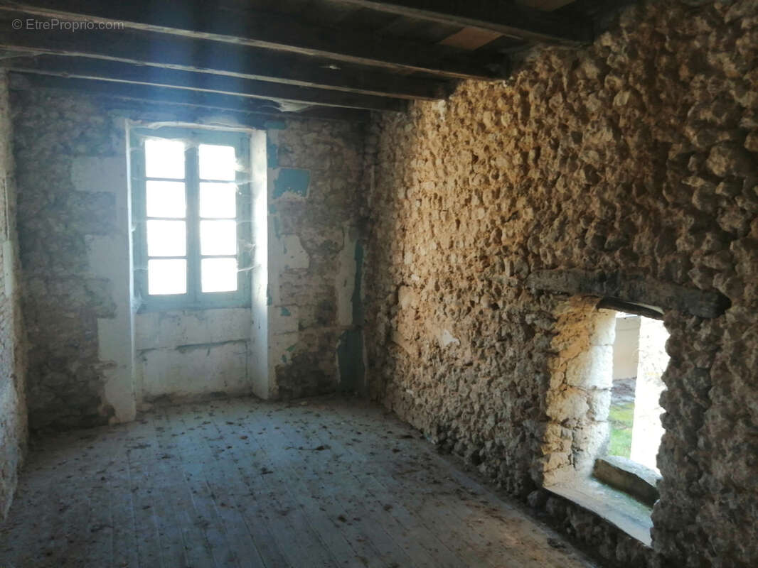 Maison à VILLEBOIS-LAVALETTE