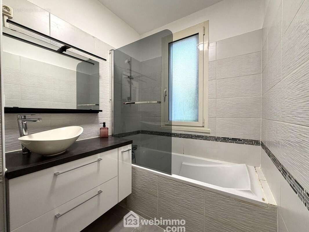 Salle de bains avec fenêtre - Appartement à SAN-MARTINO-DI-LOTA