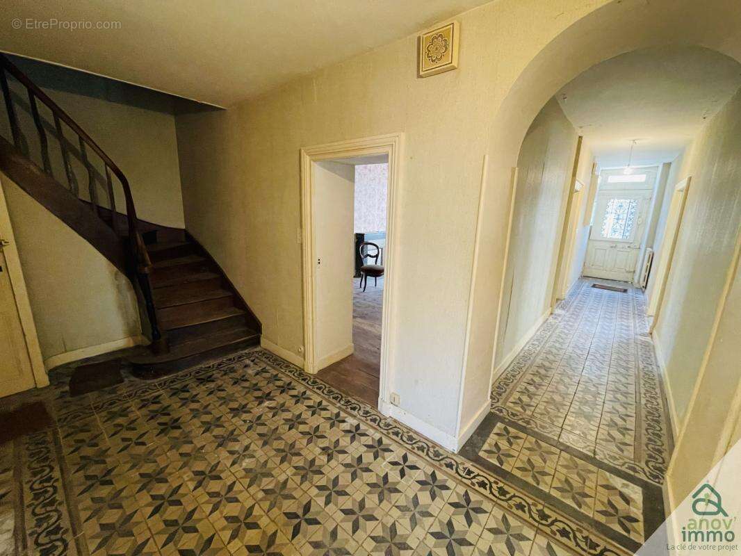 Maison à VILLEBOIS-LAVALETTE