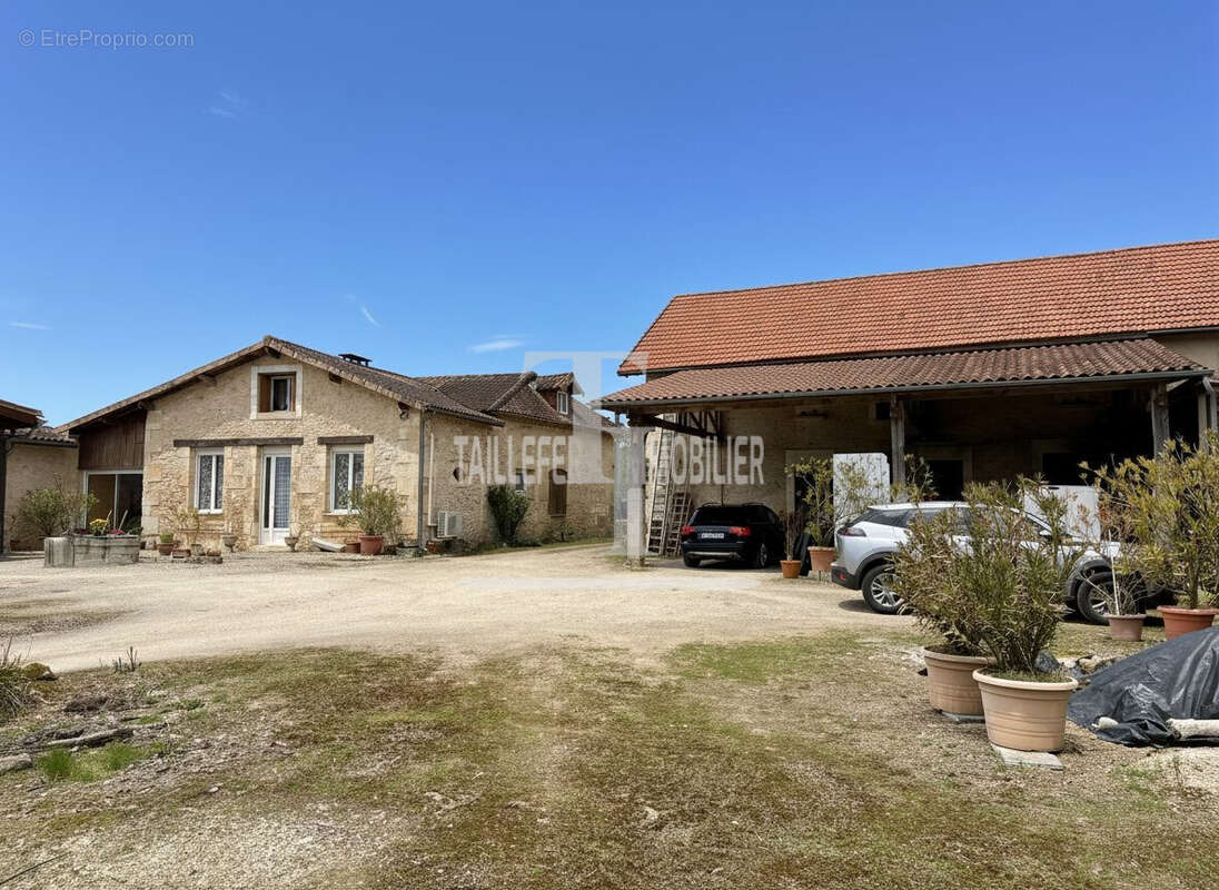 Maison à ANTONNE-ET-TRIGONANT