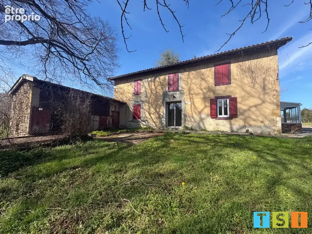 Maison avec dépendances et terrain. - photo 2