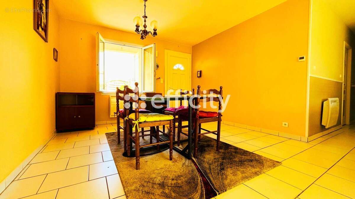 Maison à SAINT-LAURENT-DE-LA-PREE