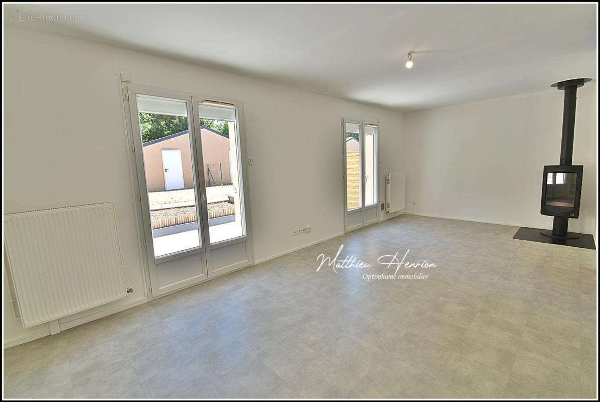 EN EXCLUSIVITÉ – Maison 3 chambres avec jardin et garage à Saint-Sébastien-de-Morsent - photo 3