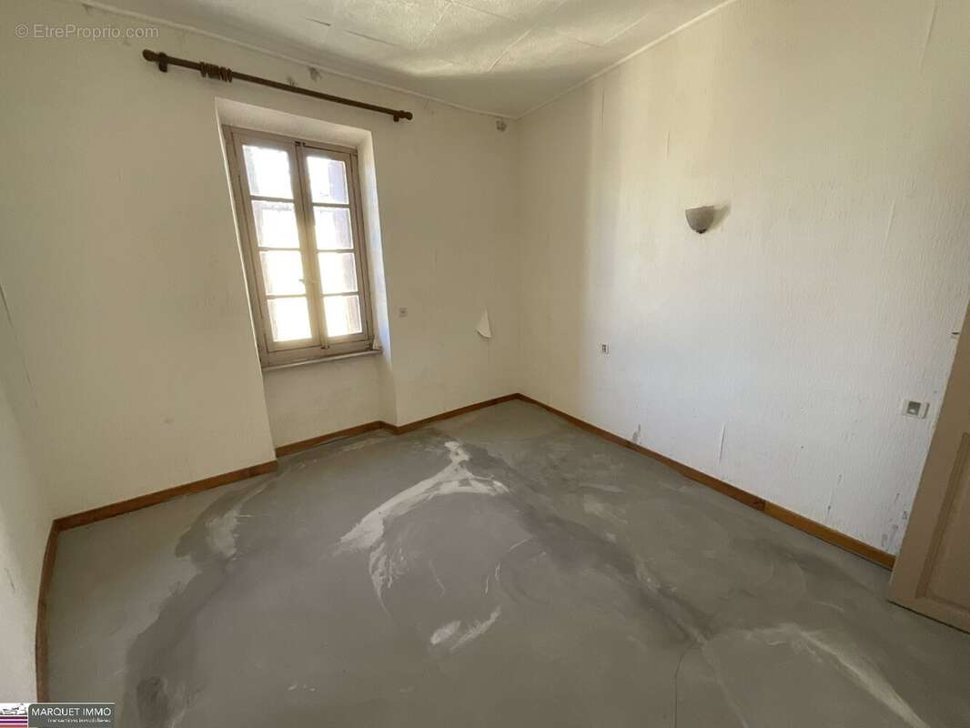 Beau potentiel pour cette maison de village T3 offrant 90 m² avec cour, garage, à rénover selon toutes vos envies ! - photo 18