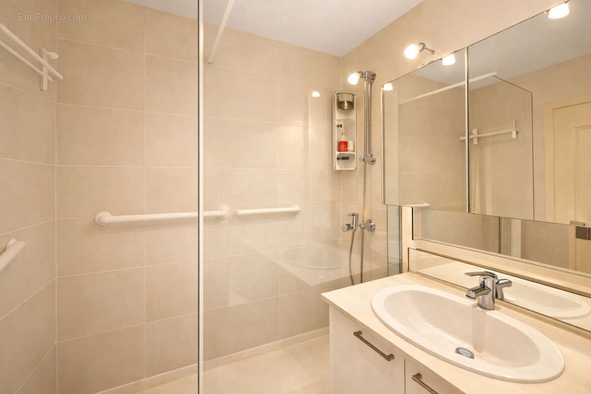 Superbe appartement en première ligne de mer, face à la Plage du Chay. - photo 10