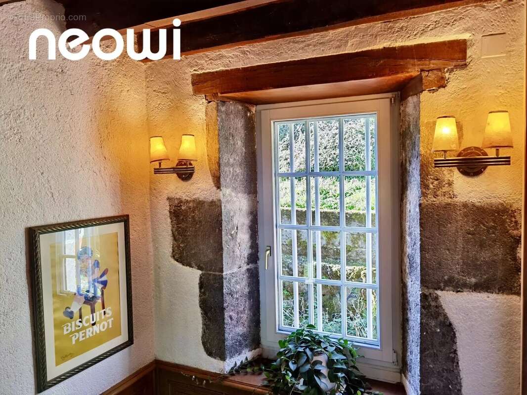 Maison à VIC-SUR-CERE