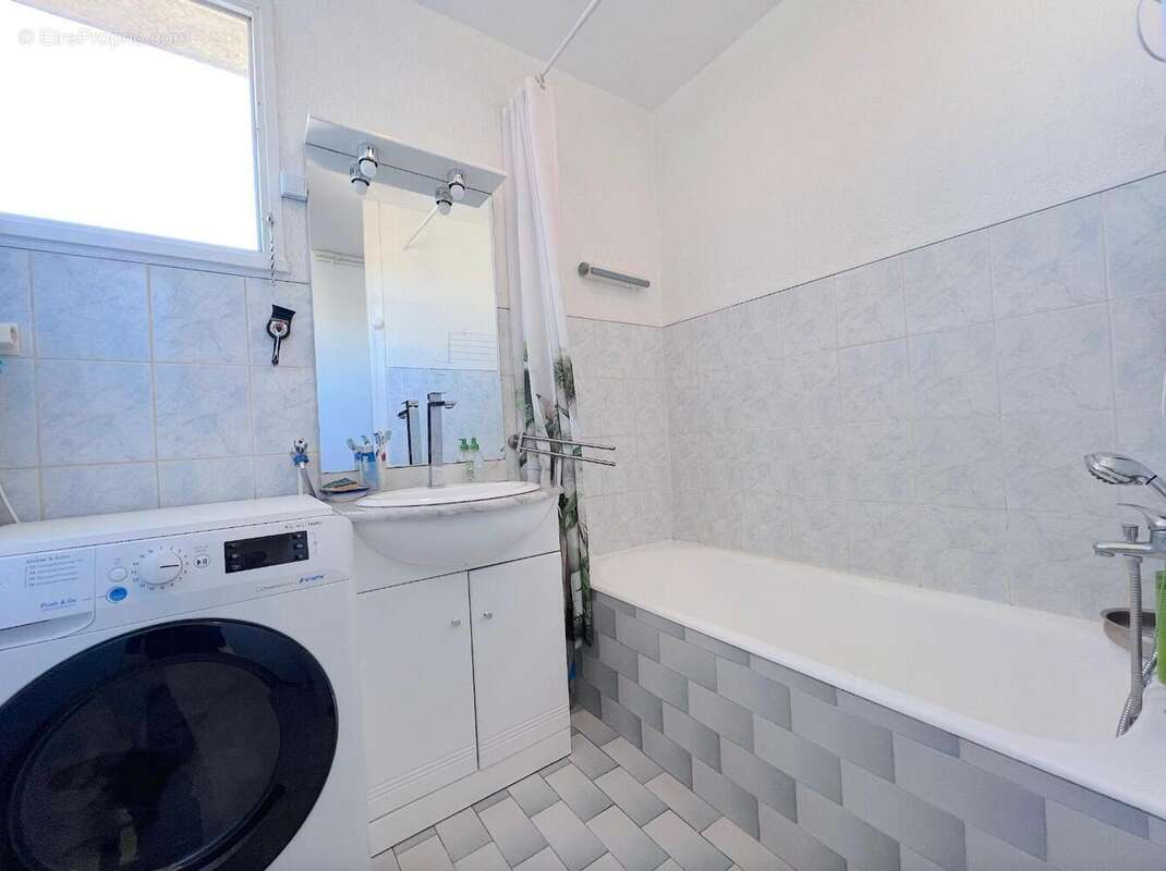   - Appartement à DECINES-CHARPIEU