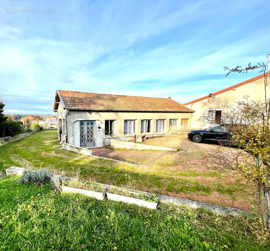 Maison à COMMELLE-VERNAY