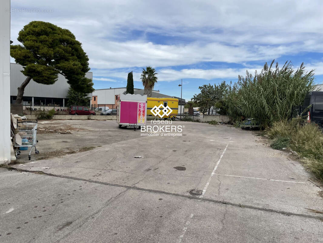 partie constructible en continuité du bâtiment  - Commerce à MARIGNANE