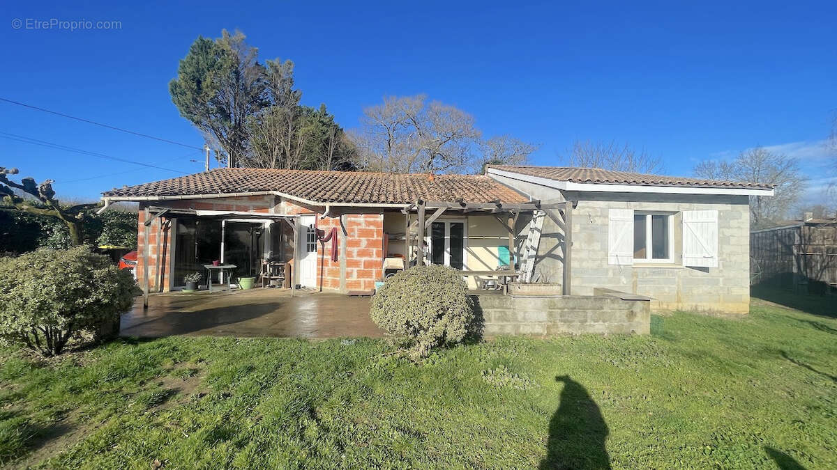 Maison à PUJOLS-SUR-CIRON