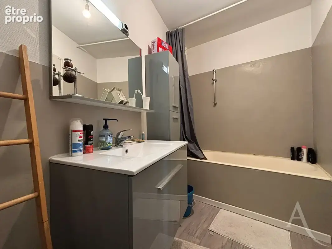 Proche centre-ville de BOURGES - Appartement T1 bis avec balcons - photo 10