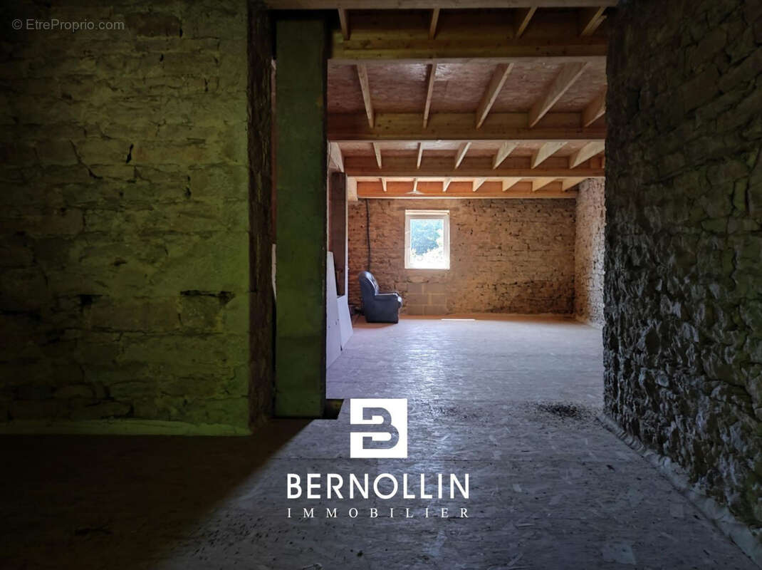 Maison à COURMANGOUX