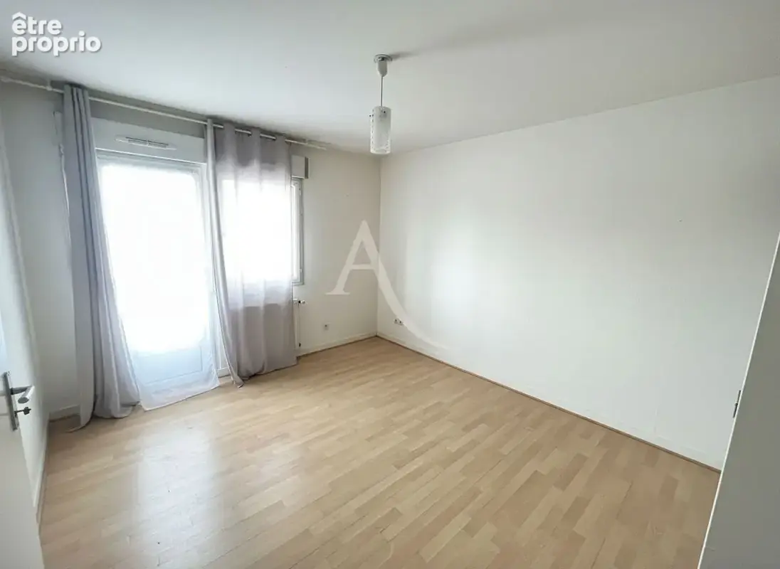 Appartement  1 pièce(s) 31.16 m2 + cave + place de parking - photo 4