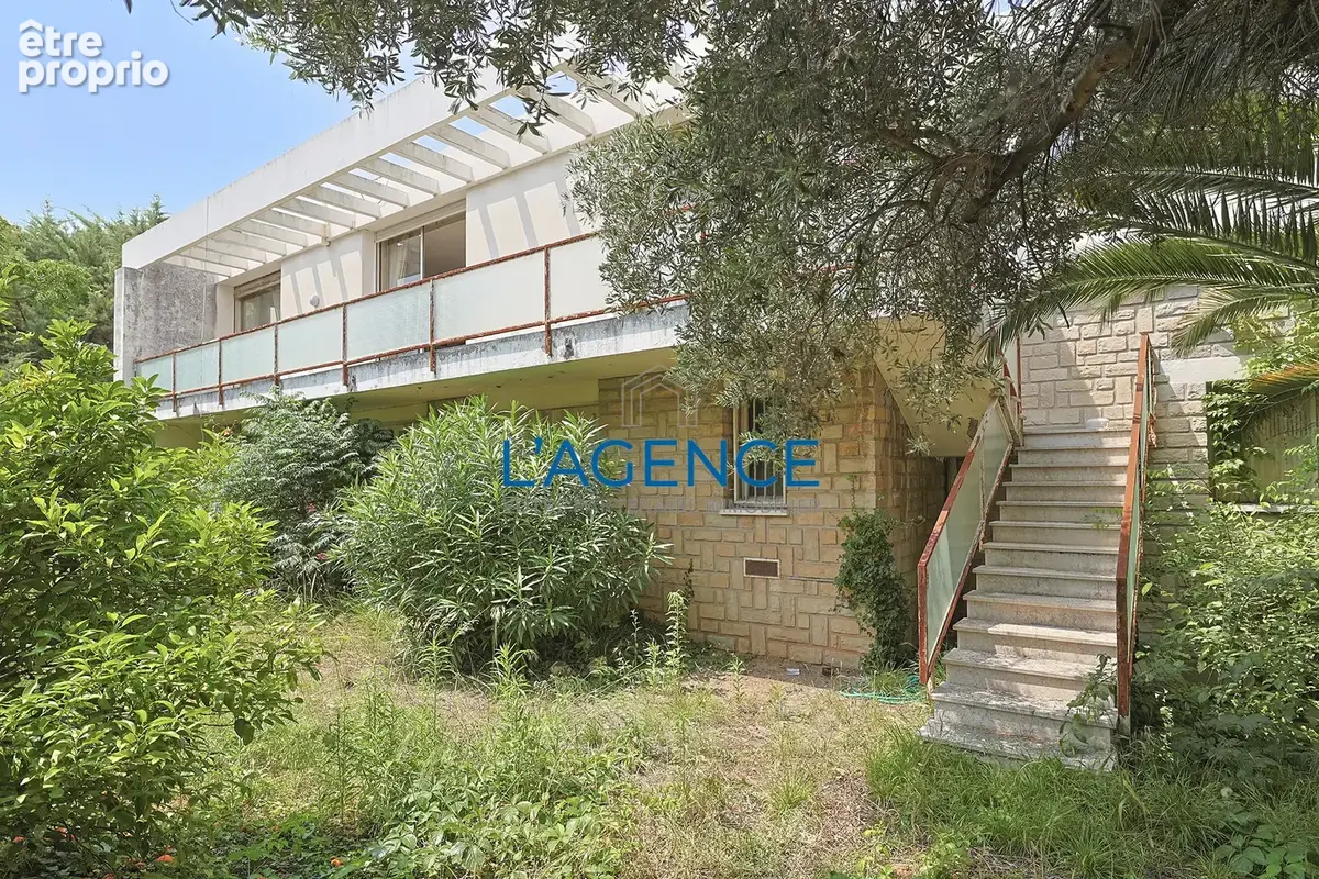 Villa d'architecte de 383 m2 habitables avec garage et terrain de 1011m2 au calme en impasse - photo 4
