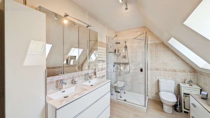 Dpt Saône et Loire (71), à vendre à 15 mn de St Marcel Villa de 163 m² et Maison ou Gite de 95 m² terrain de 4000 m² - photo 13