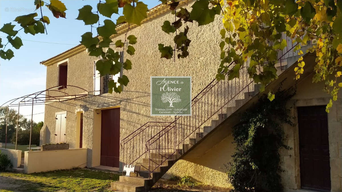 Entre BOULBON  et TARASCON   Propriété avec dépendances au pied de la Montagnette - photo 3
