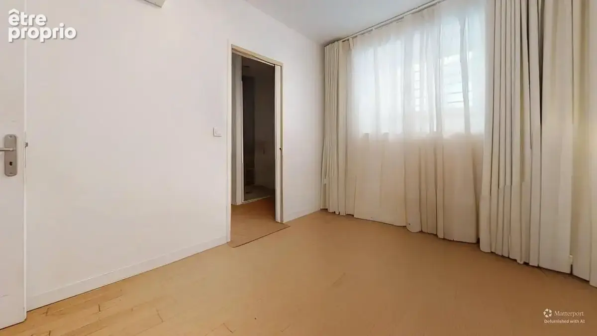 11RuedelaFontaineBedroomDefurnished 1